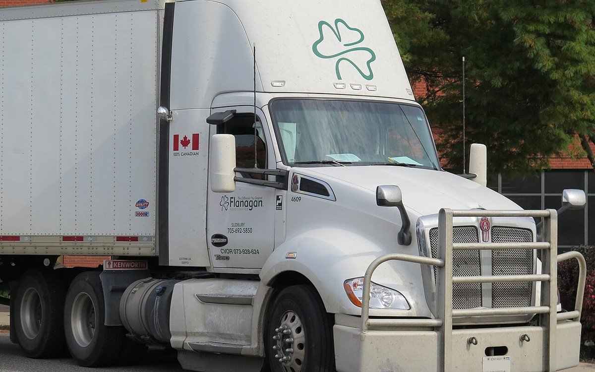 Commercial Dry Van Kenworth Semi Truck